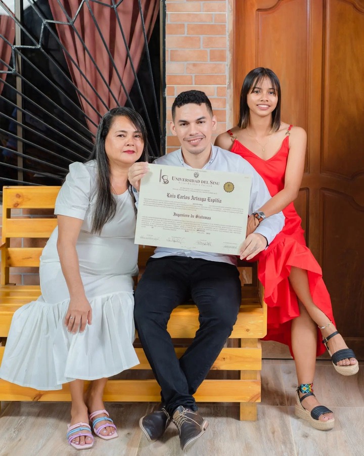 Luis Arteaga sonríe con su diploma en la mano.